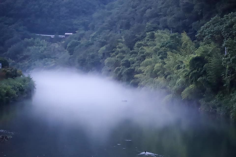 川に霧のような