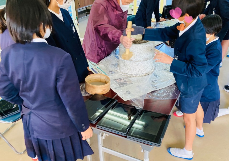 西江原小学校6年生育てた蕎麦を石臼で製粉！